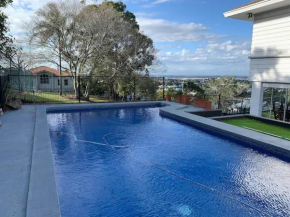 Spacious family home with Pool in Ascot